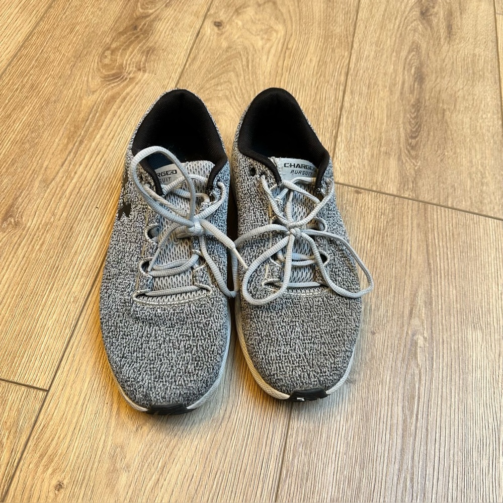 Under armour Men's running Shoes. Grey. Size 42. 8.5 men’s or 10.5 women’s. VGUC